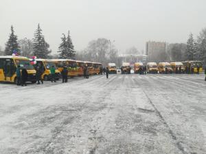 На Первомайской площади в Абакане прямо сейчас вручают ключи от школьных автобусов