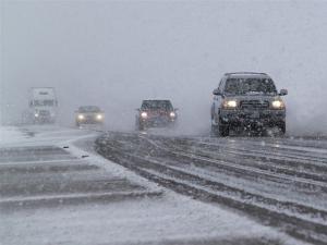 Из-за снега на дорогах Хакасии затруднена видимость