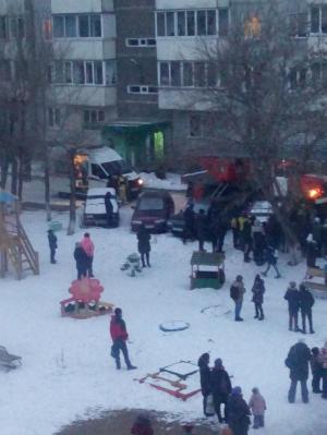 В Саяногорске спасатели выводили людей из задымлённого подъезда