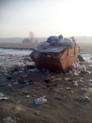 Жители Аскиза жалуются на кучи мусора в водоохранной зоне