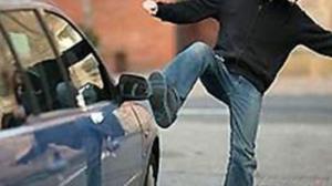 В Абакане пьяный пешеход вышел на дорогу на «красный» и помял чужой автомобиль