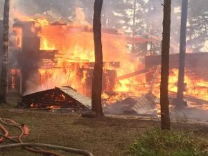 В Ширинском районе произошёл крупный пожар на базе отдыха