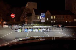 Протест: жители Саяногорска принесли мусор на крыльцо мэрии