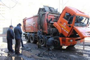 Мусоровоз провалился в асфальт в Абакане из-за порыва водовода