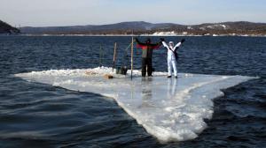Тонкий лёд: любителей опасной рыбалки призывают не рисковать