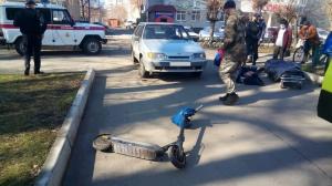 В Абакане самокатчик попал под колёса автомобиля