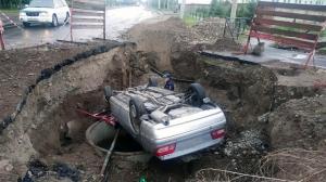 Пьяная езда: в Абакане машина улетела в траншею и перевернулась 