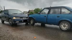 «Забрало запотело»: водитель, протирая лобовое стекло на ходу, спровоцировал аварию