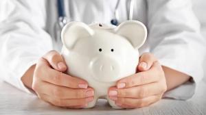 «Неподъемные деньги»: бывший врач Боградской больницы вернула почти 650 тысяч рублей Минздраву