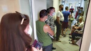 Абаканцы жалуются на многочасовые очереди в амбулаторном ковидном центре