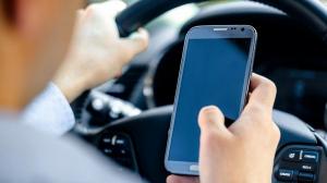 85 процентов водителей Хакасии пользуются телефоном за рулем