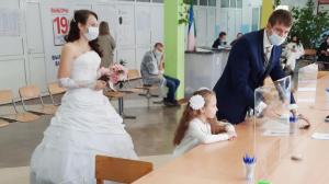 Голосование в день семейного торжества: избирательный участок в Хакасии посетили молодожёны