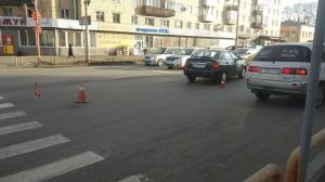 Ребенок пострадал в ДТП: он выскочил на проезжую часть и оказался на капоте автомобиля