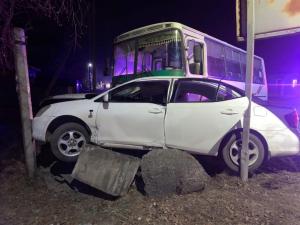 Автобус прижал иномарку к дорожному знаку в Усть-Абакане