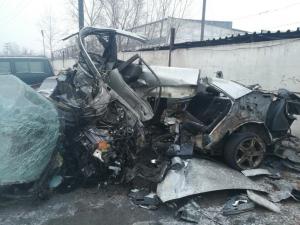 Два человека разбились на краденном автомобиле в Хакасии