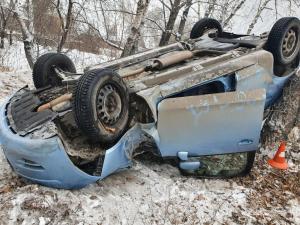 Автомобиль перевернулся в Абакане. Водитель получила травмы головы