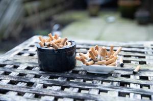 Жизнь курящих людей осложнится в 2022 году