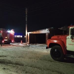 Из-за замыкания электрооборудования загорелись гараж, дом и автомобиль