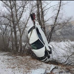 Иномарка чуть не улетела в дрену в Абакане