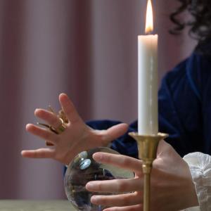 В Саяногорске у пенсионерки украли 150 тысяч рублей под предлогом снятия порчи