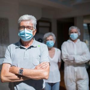 В Госдуме посоветовали надевать по две маски пожилым людям из-за нового штамма COVID-19