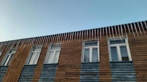 Сосульки на крышах домов могут появиться из-за резкого потепления в Абакане
