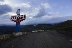 Водитель вылетел из машины и погиб в Хакасии