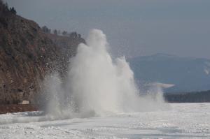 Спасатели будут взрывать лёд на реке Абакан