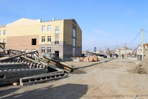 На одном из корпусов новой школы в Красном Абакане уже идёт монтаж кровли