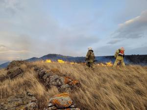 Огнеборцы Хакасии ежедневно ликвидируют километры ландшафтных пожаров