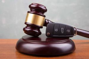 Водитель заплатит 220 тысяч рублей, за то что ударил полицейского