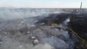 Огнеборцы тушат крупный пал травы рядом с Черногорском