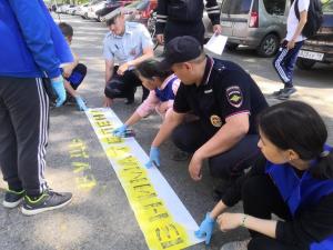 Надписи "Будь внимателен" появились перед пешеходными переходами в Аскизе