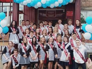 Выпускники Хакасии прощаются со школьным детством
