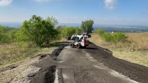 Спецавтобаза ЖКК восстанавливает обочины на Самохвале