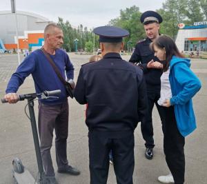 С самокатчиками и велосипедистами в Зоне отдыха провели беседы полицейские