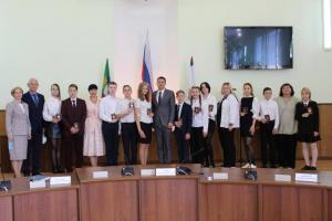 Юные абаканцы получили свои первые паспорта