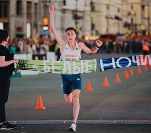 Легкоатлет Хакасии победил в марафоне "Белые ночи" в Санкт-Петербурге