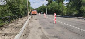 На виадуке по улице Тараса Шевченко ремонтируют пешеходные дорожки