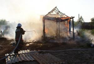 Замыкание проводки привело к пожару в дачном доме в Саяногорске