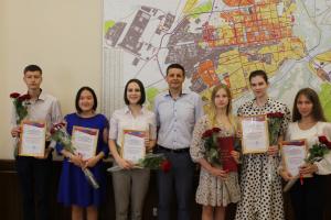 Лучшим выпускникам вручены премии Администрации города Абакана