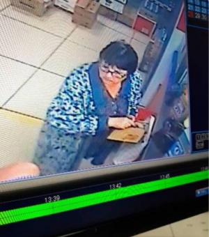 Женщина рассчиталась листовкой за товар в магазине