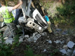 Водителя зажало в грузовике: понадобилась помощь спасателей
