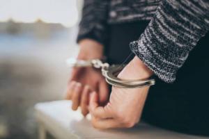 Студентка с другом ограбила квартиру знакомой пенсионерки в Черногорске