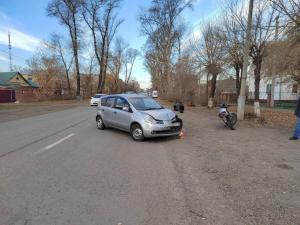 Подросток на мотоцикле столкнулся с автомобилем в Абакане