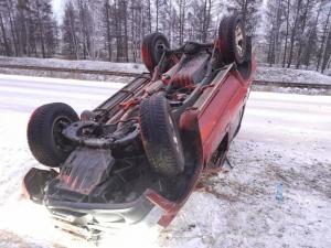 Водитель влетел в дерево на скользкой дороге в Хакасии