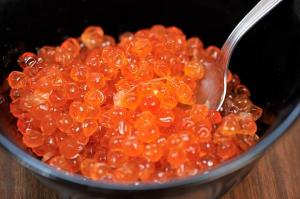 Об опасной красной икре предупредили жителей Хакасии в преддверии Нового года