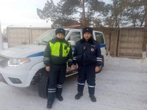 Автополицейские спасли мужчину, который спал на снегу в Усть-Абаканском районе