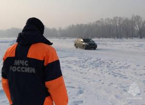 Спасатели Хакасии проверили на прочность лёд для автогонок