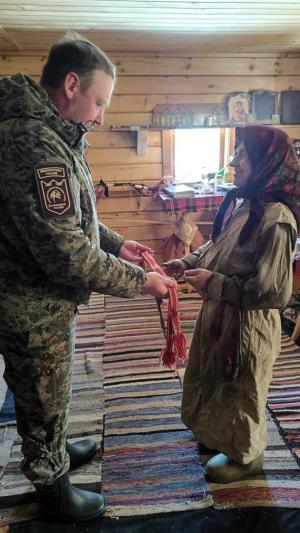 Агафья Лыкова обменялась подарками с директором заповедника «Хакасский»